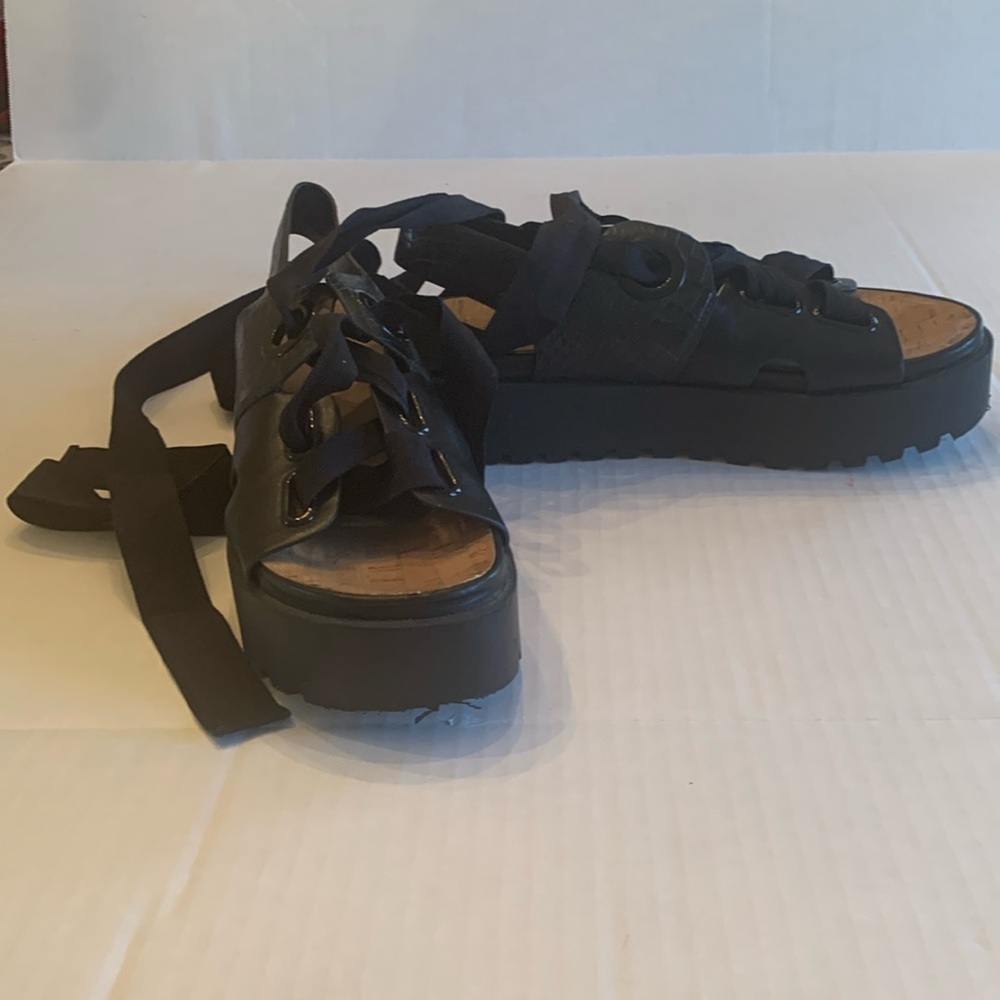 VGUC Urban Outfitters size 38 US 7 platform black lace up shoes
